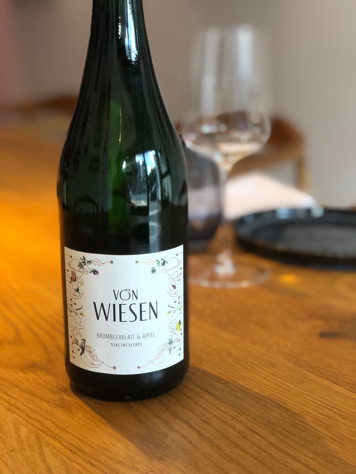 Von Wiesen Brombeerblatt & Apfel Alkoholfrei  – 0,75 L